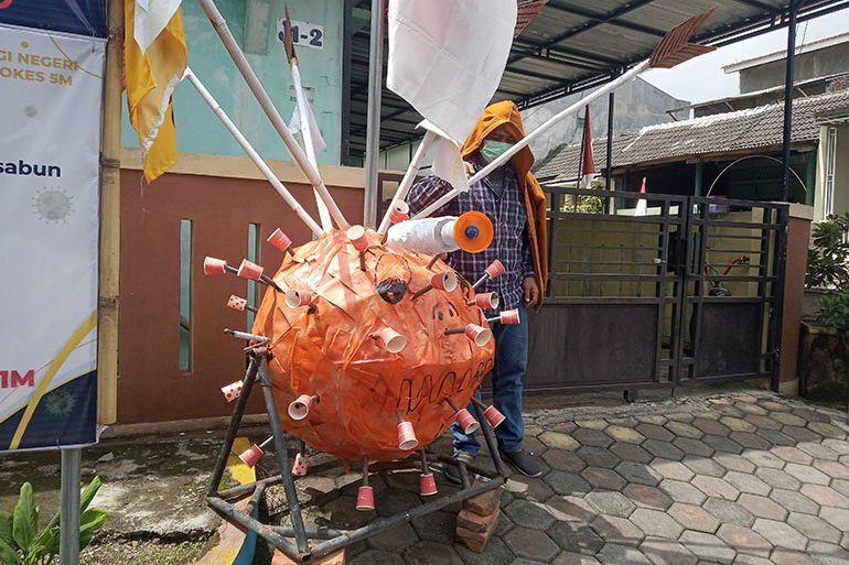 Ajak Warga Tak <em>Ngeyel</em>, Perangkat RT di Jember Buat Replika Corona Bertema Kemerdekaan
