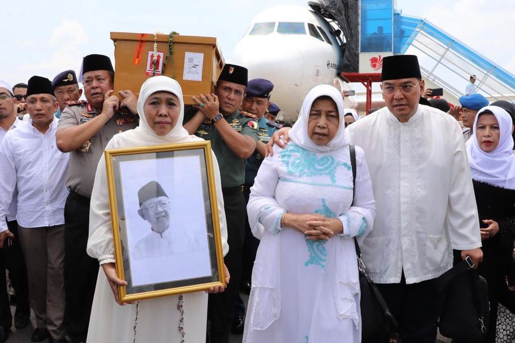 Jenazah Gus Sholah Tiba di Bandara Juanda