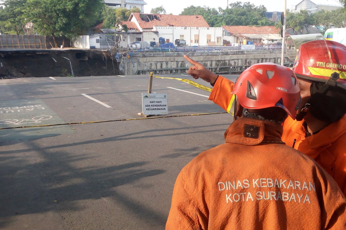 Jalan Raya Gubeng Ambles, Ratusan Warga Penasaran Lihat Lokasi