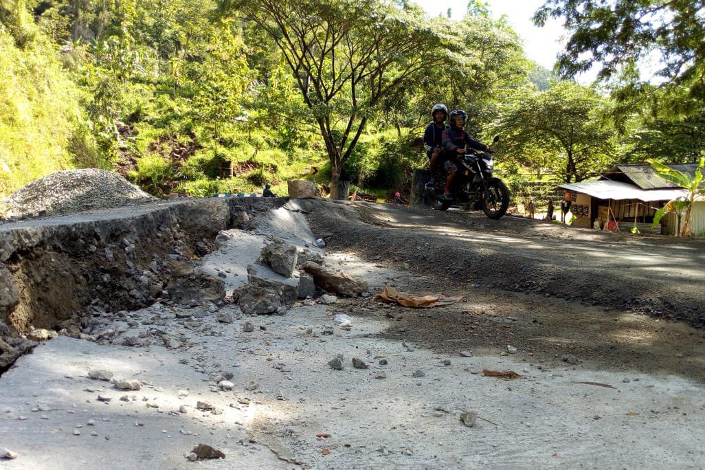 Jalan Nasional Penghubung Ponorogo-Pacitan Ambles 0,5 Meter