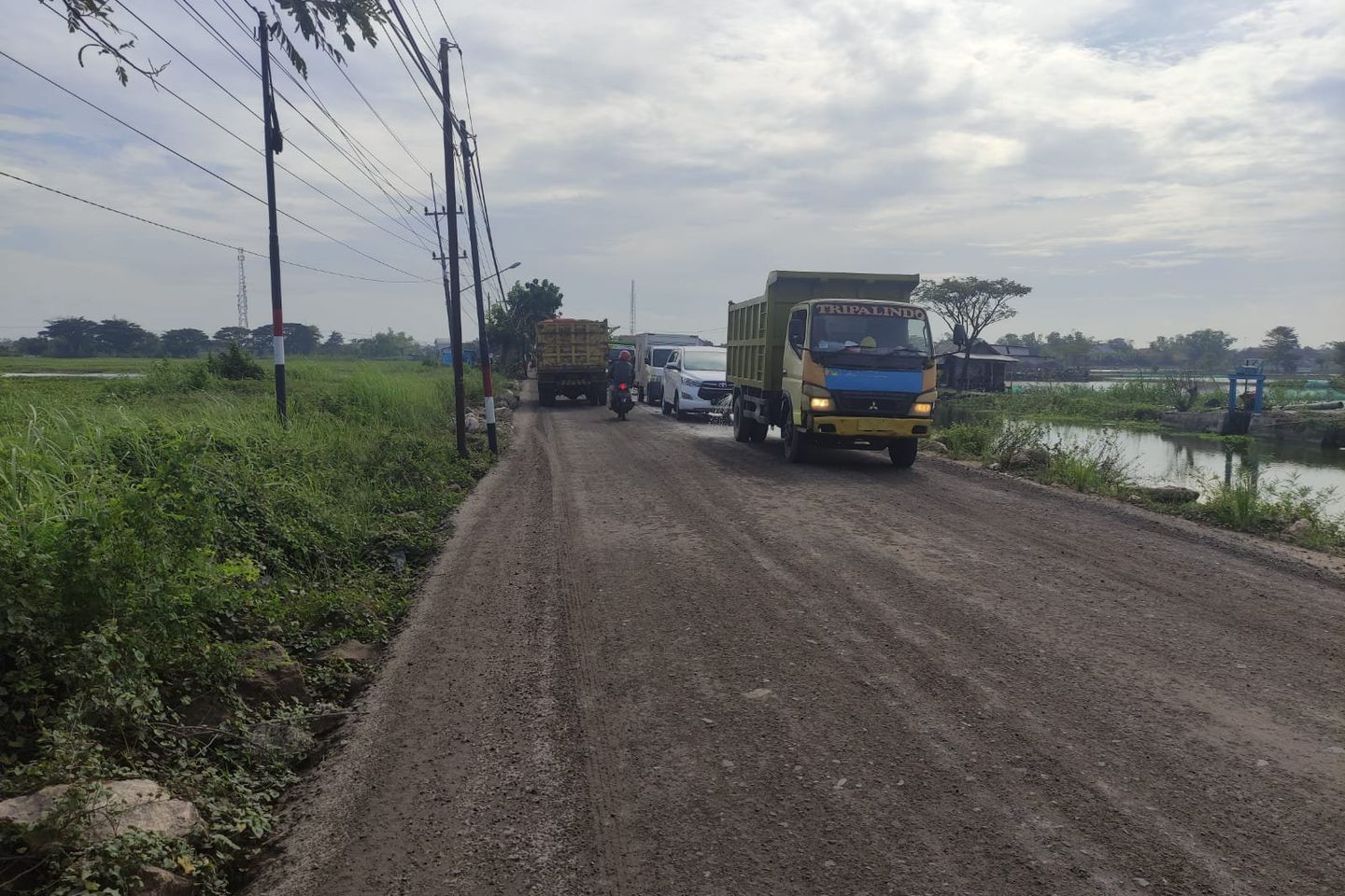 Perbaikan Jalan Sukodadi-Paciran Lamongan Dilanjutkan Pengecoran