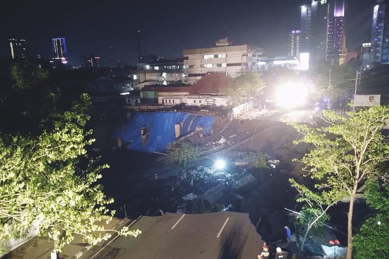 Jalan Gubeng Ambles, Tiang dan Travo PLN Roboh