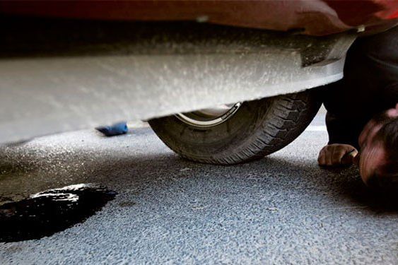 Jangan Disepelekan, Ini Bahaya yang Terjadi Jika Oli Mobil Bocor