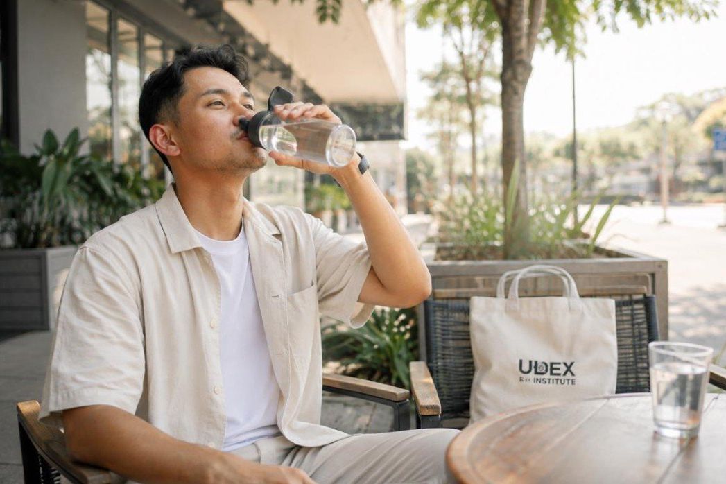 Minum Air Saat Panas Tak Perlu Menunggu Haus