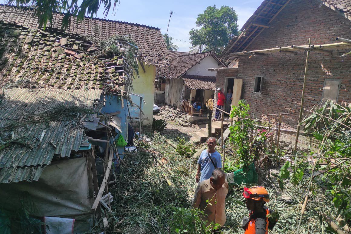 Angin Kencang Terjang Jember, Tujuh Warga Luka dan Puluhan Rumah Rusak