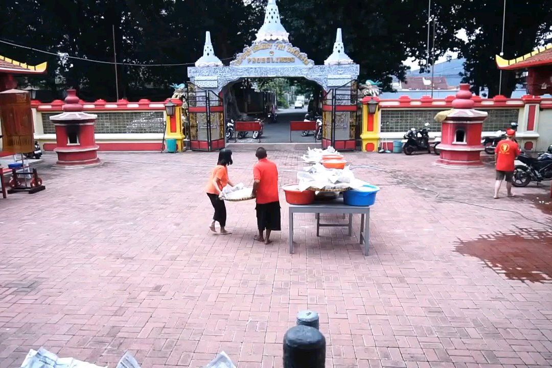 Jelang Imlek, Jemaat Klenteng Tri Dharma Sumber Naga Probolinggo Bersihkan Rupang Dewa