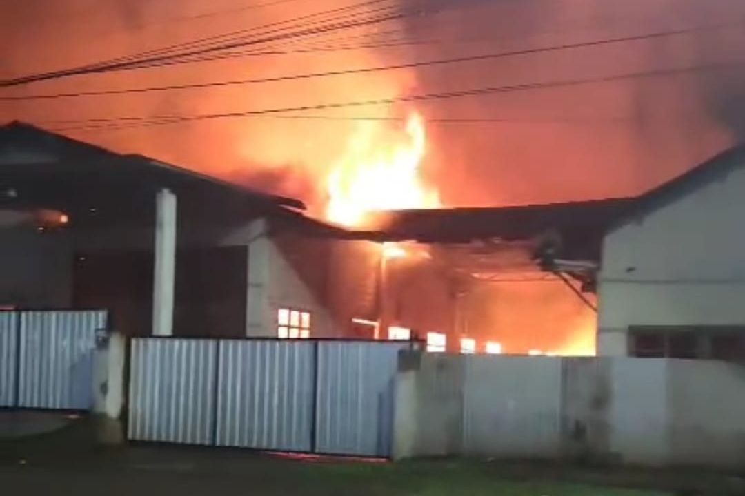 Gudang Tembakau di Arjasa Jember Terbakar Hebat Selama 12 Jam