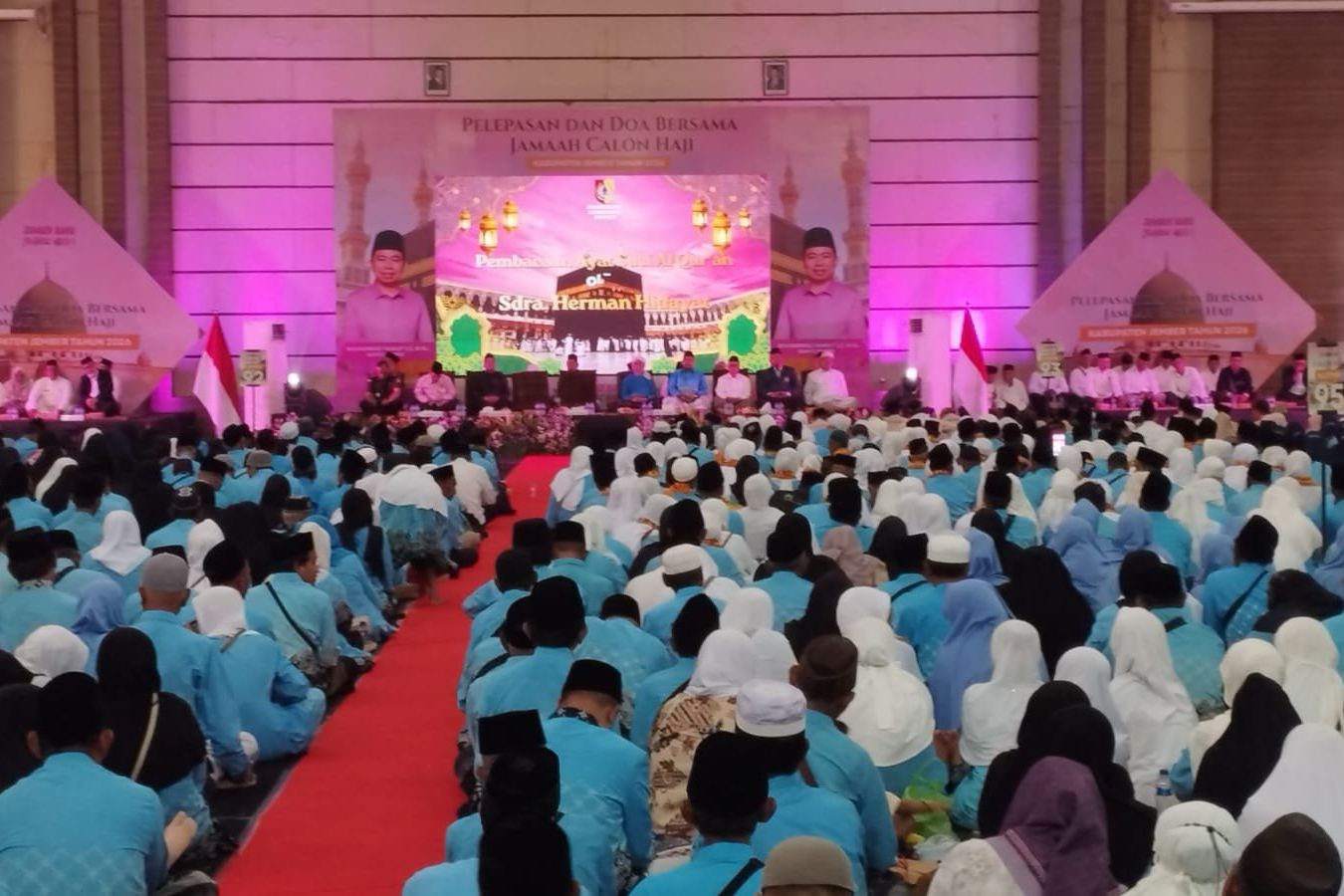 2.956 Calon Jemaah Haji Jember Dilepas ke Tanah Suci, Suasana Haru Pecah