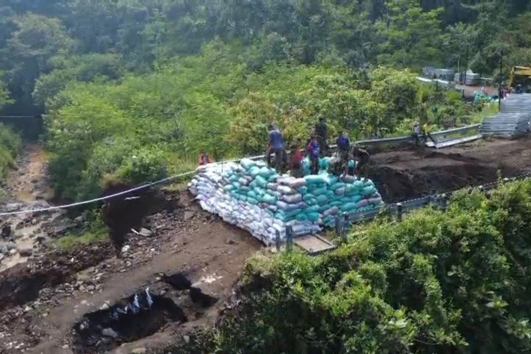Longsor Putus Akses ke Air Terjun Madakaripura, Jembatan Darurat Dibangun