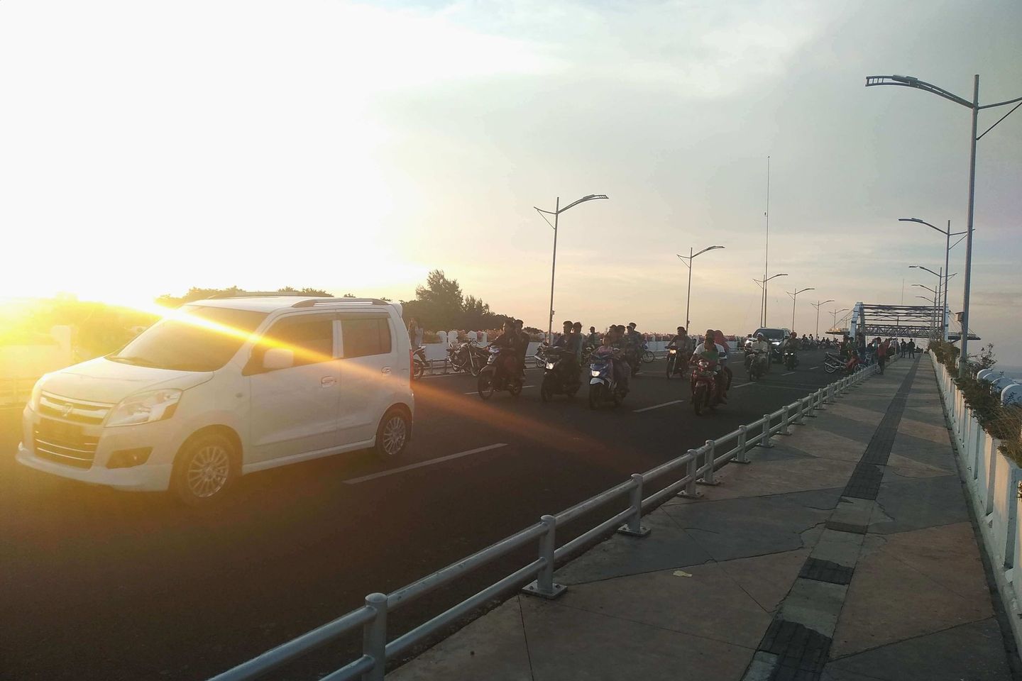 Membuang Waktu, Menunggu Buka Puasa di Jembatan Suroboyo