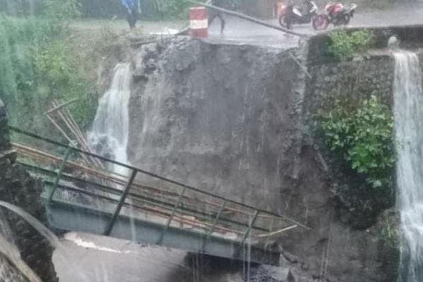 Jembatan Sementara di Kutorejo Akhirnya Putus Lagi Diterjang Arus Sungai