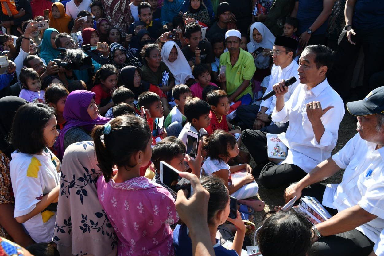 Presiden Beri Semangat Anak Sekolah di Pengungsian