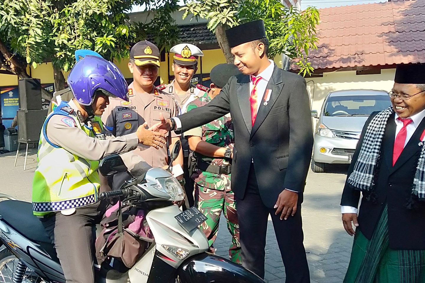 Ada “Jokowi-Ma’ruf” dalam Apel Operasi Zebra di Gresik