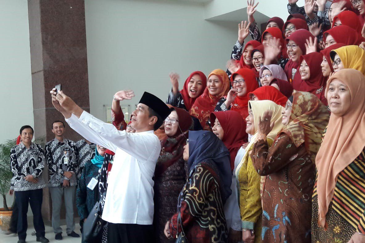 Kunjungi Keraton, Jokowi Dijamu Pastel dan Bendol
