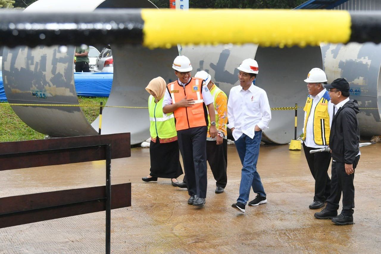 Tinjau Bendungan Pengendali Banjir Jakarta, Jokowi Didampingi Anies Baswedan