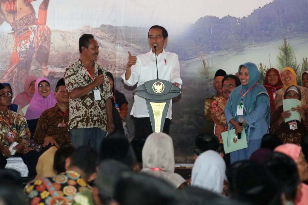 Presiden Jokowi Bagikan 2.500 Sertifikat Tanah di Ponorogo