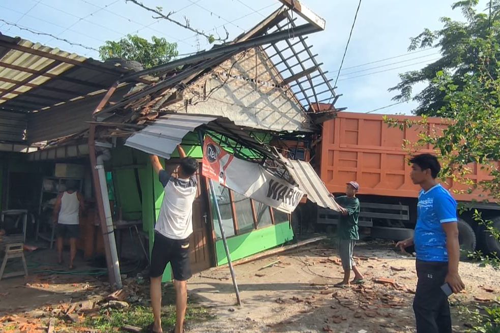Kesaksian Pemilik Warung Mojoagung Saat Truk Tronton Seruduk Bangunan, Rugi Rp50 Juta