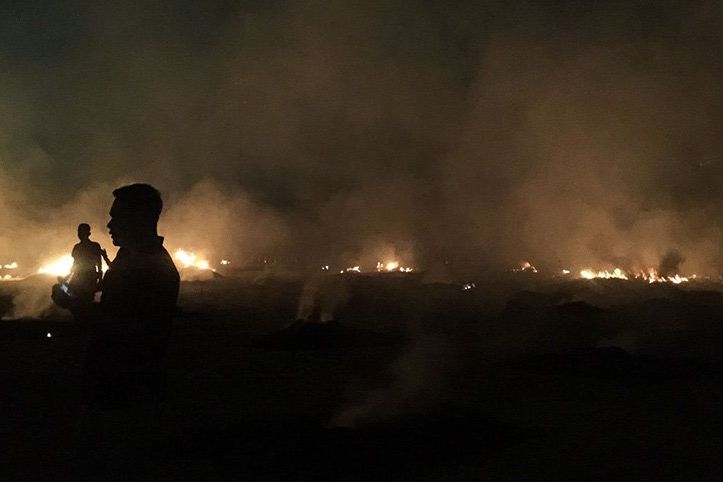 Peringatan 1 Tahun Tragedi Kanjuruhan Diwarnai Aksi Pembakaran Rumput Stadion Kanjuruhan