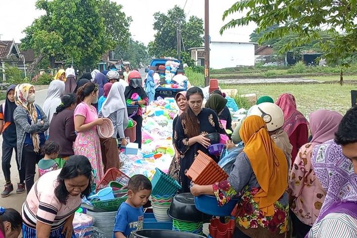 Dibanderol Harga Serba Lima Ribu, Puluhan Emak - emak Borong Gerabah