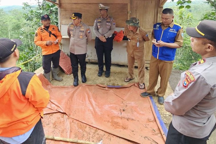 Polisi Pasang Garis Pengaman di Jalan Longsor Danau Segaran, Siagakan Personel