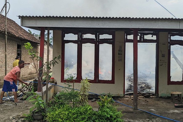 Tiga Rumah di Mojokerto Ludes Terbakar, Pemilik Pingsan