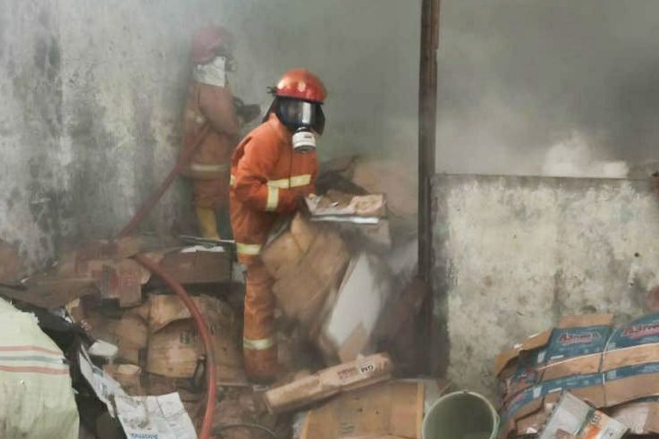 Gudang Rongsokan di Probolinggo Terbakar, Satu Pekerja Terluka