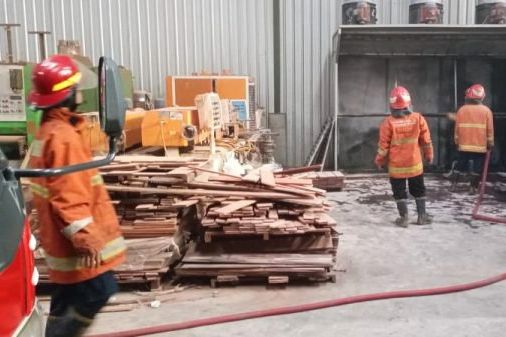Pabrik Kayu Olahan Milik PT Multi Pratama Wijaya di Menganti Gresik Terbakar