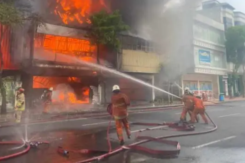 Ruko Menjual Karpet di Surabaya Ludes Terbakar