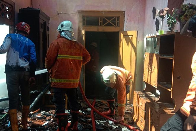 Diduga Konsleting Listrik, Rumah di Mojokerto Terbakar,