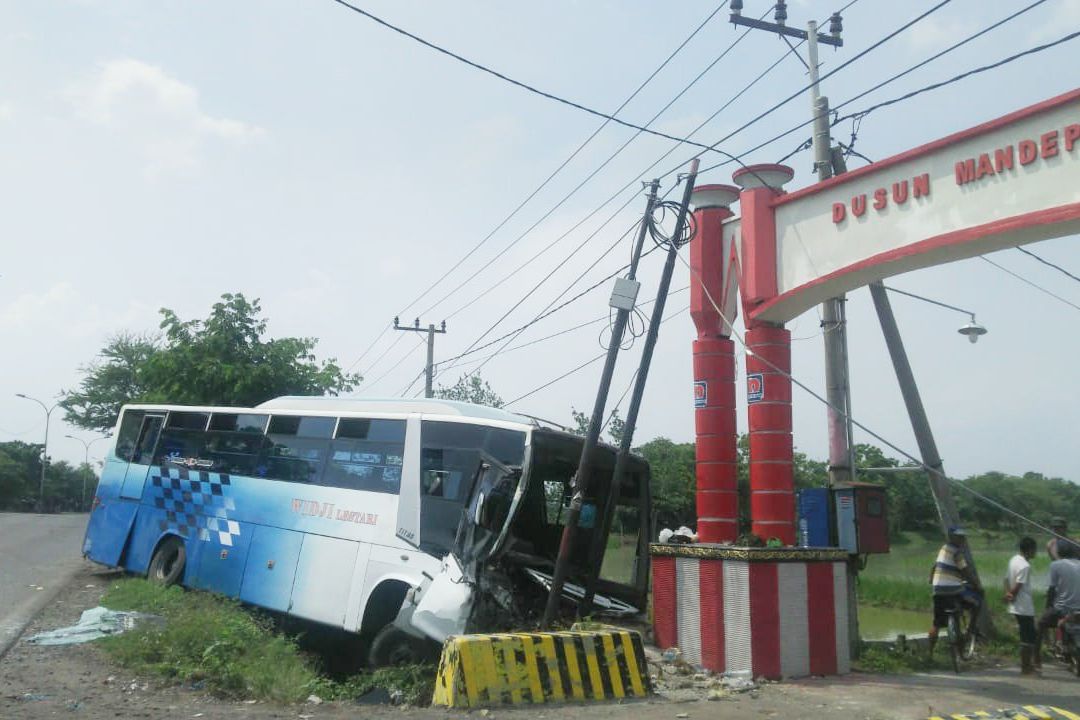 Ugal-ugalan di Jalur Pantura Gresik, Bus Tabrak Mobil