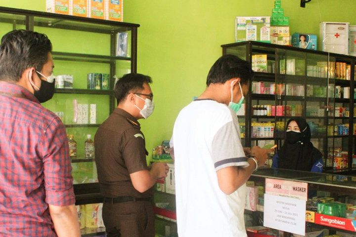 Pastikan Antisipasi Penimbunan Obat dan Oksigen di Gresik, Tim intelijen Kejaksaan Sidak Apotek