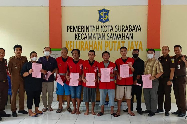 Kejari Surabaya Serahkan 9 SKPP Perkara <em>Restorative Justice</em>