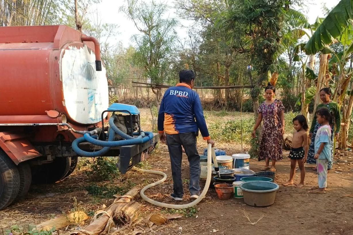 Sumber Mata Air Mengering, Ratusan Warga Tongas Probolinggo Digerojok Air Bersih