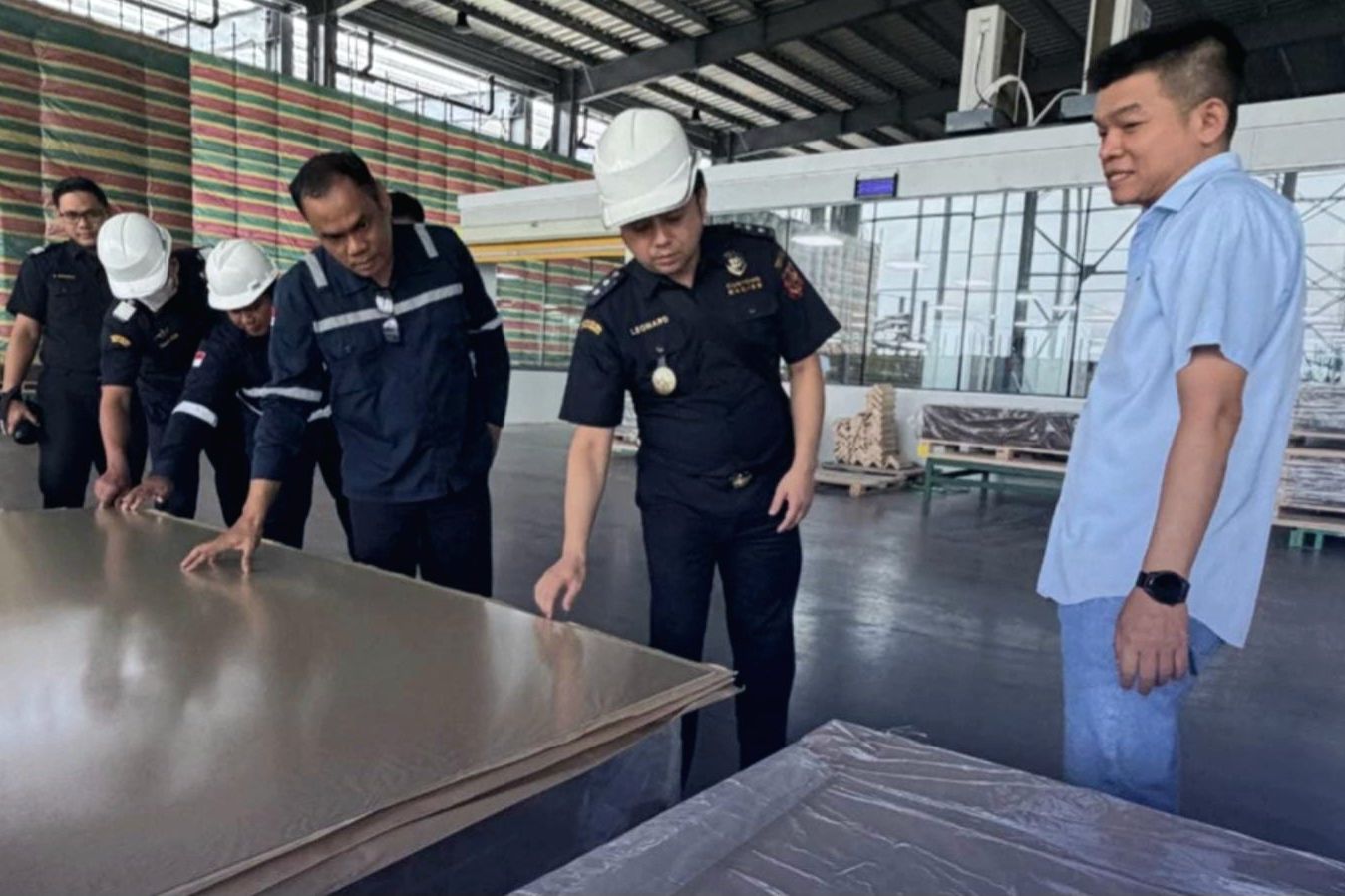 KEK Gresik Ekspor Perdana Solar Glass ke India