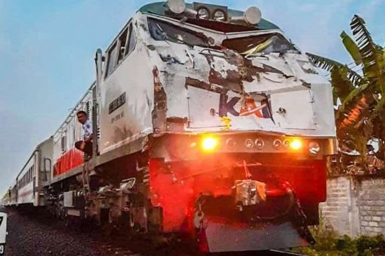 Melintas di Sebidang Perlintasan Tanpa Palang Pintu, Bus Harapan Jaya Dihantam KA Dhoho