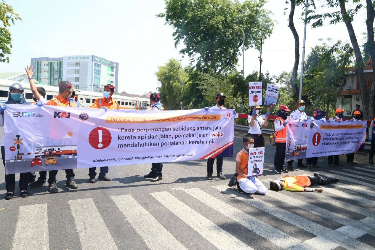 Kurangi Angka Kecelakaan, KAI Daop 8 Lakukan Sosialisasi Keselamatan di Perlintasan Sebidang