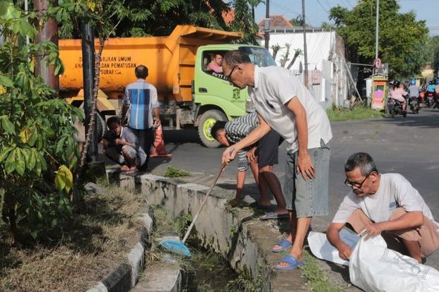 20 Dump Truk Diterjunkan Angkut Sampah Hasil Kerja Bakti Warga dari Program "Surabaya Bergerak"