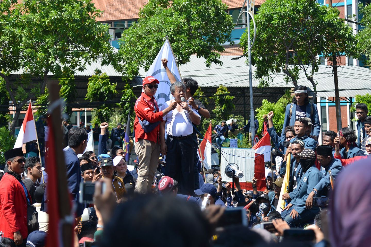 Tanggalkan Batik Merah, Ketua DPRD Jatim Tolak RUU Bermasalah
