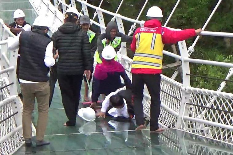 Tinjau Jembatan Kaca Seruni Point Gunung Bromo, Gubernur Khofifah Terpeleset
