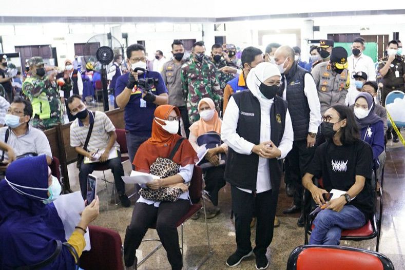 Tinjau Vaksinasi di ITS, Khofifah: Semoga Dapat Memberikan Perlindungan Kepada Masyarakat Indonesia