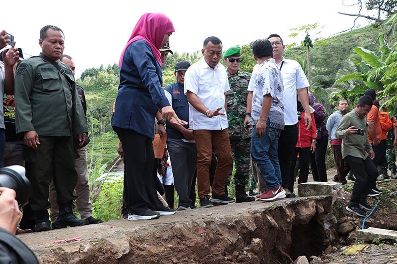 Khofifah Minta Pemkab Ponorogo Segera Siapkan Lahan Untuk Huntara Pengungsi Bencana Tanah Gerak
