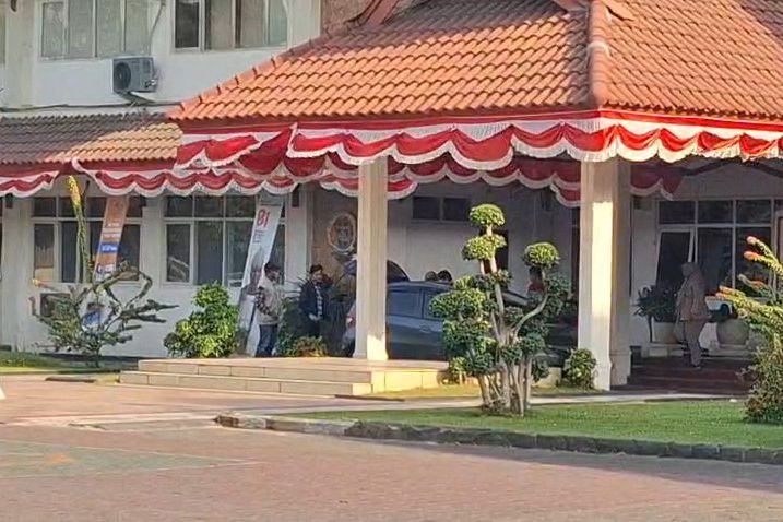 Sekitar 7 Jam Lebih KPK Geledah Kantor BPN Jatim, Bawa 3-4 Mobil Innova