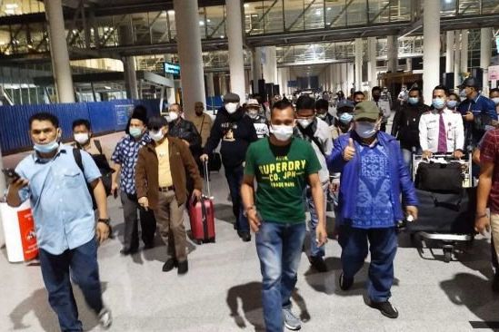 Ratusan Kader Demokrat "Serbu" Bandara Kualanamu Minta Moeldoko Pulang