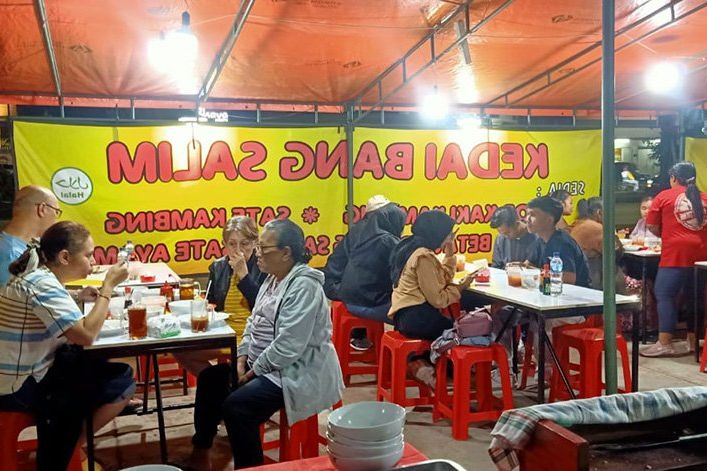Menikmati Kuliner Sop dan Sate Torpedo Kambing di Kedai Bang Salim Malang