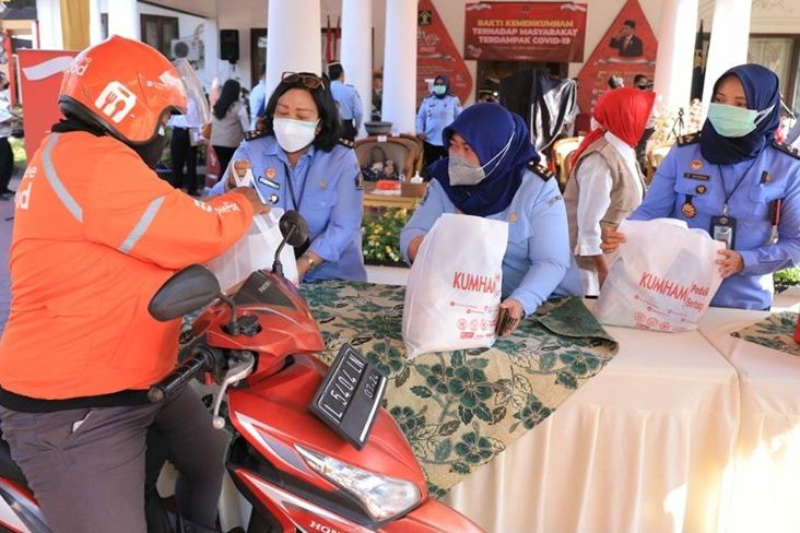 Kemenkumham Jatim Salurkan 4.300 Paket Sembako ke Warga Terdampak Pandemi Covid-19