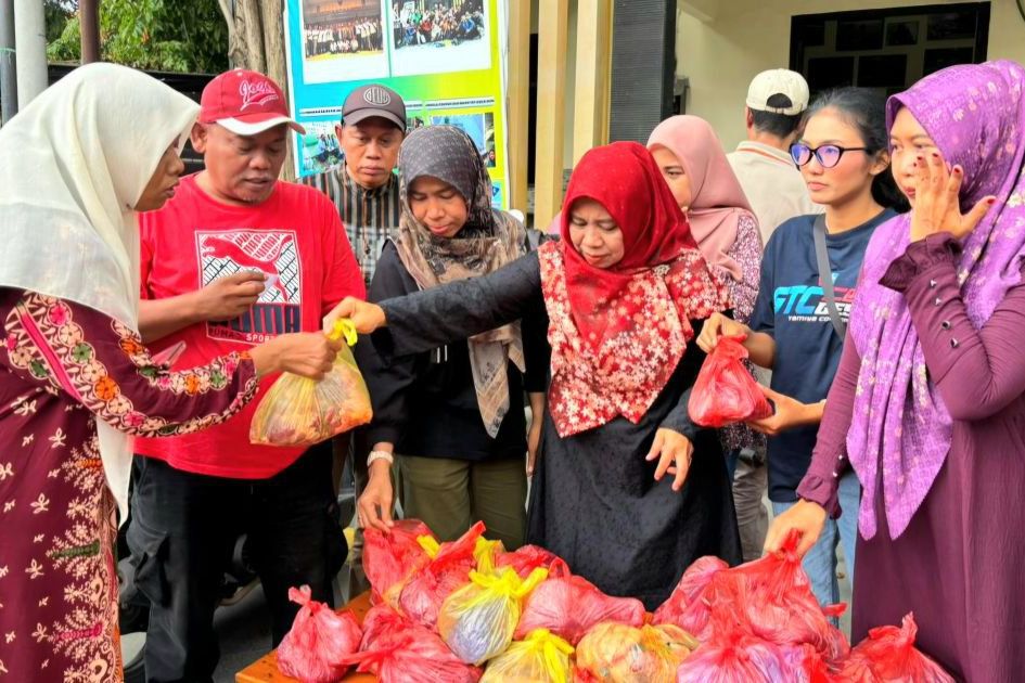Dari Wartawan untuk Warga, KWGe Tebar Daging Kurban bagi Pedagang hingga Tukang Becak