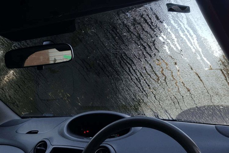 Cara Mudah Hilangkan Embun di Kaca Mobil saat Hujan