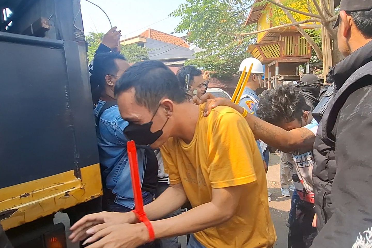 Polisi Gerebek Kampung Kunti Surabaya, 19 Pria Diamankan