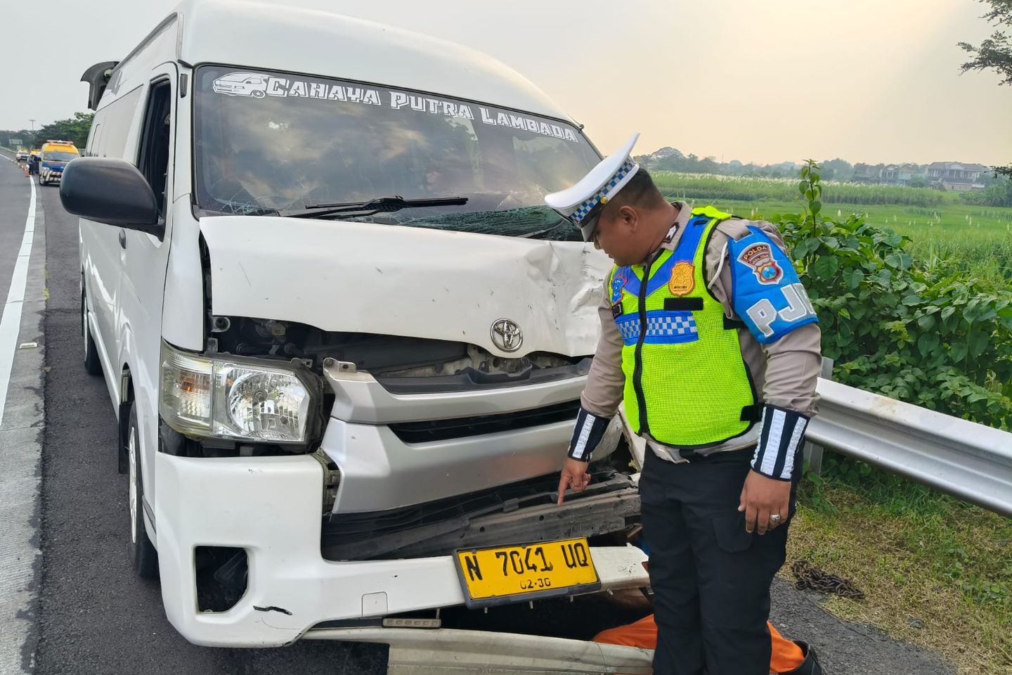 Hiace Bawa Wisatawan Asing Tabrak Avanza di Tol Surabaya-Mojokerto