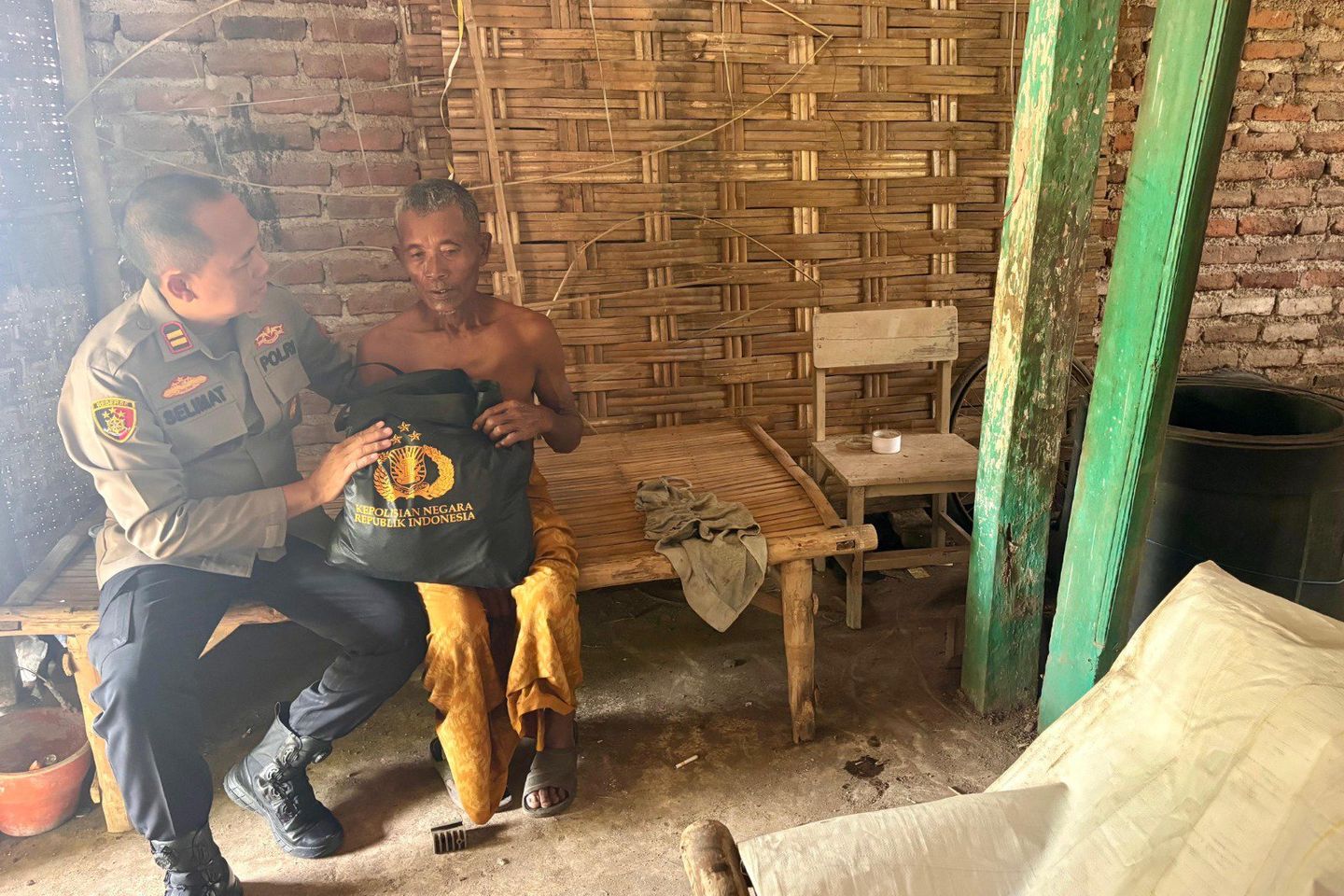 Kapolsek Pungging Bantu Pemungut Rongsokan, Patroli Berubah Menjadi Aksi Kepedulian